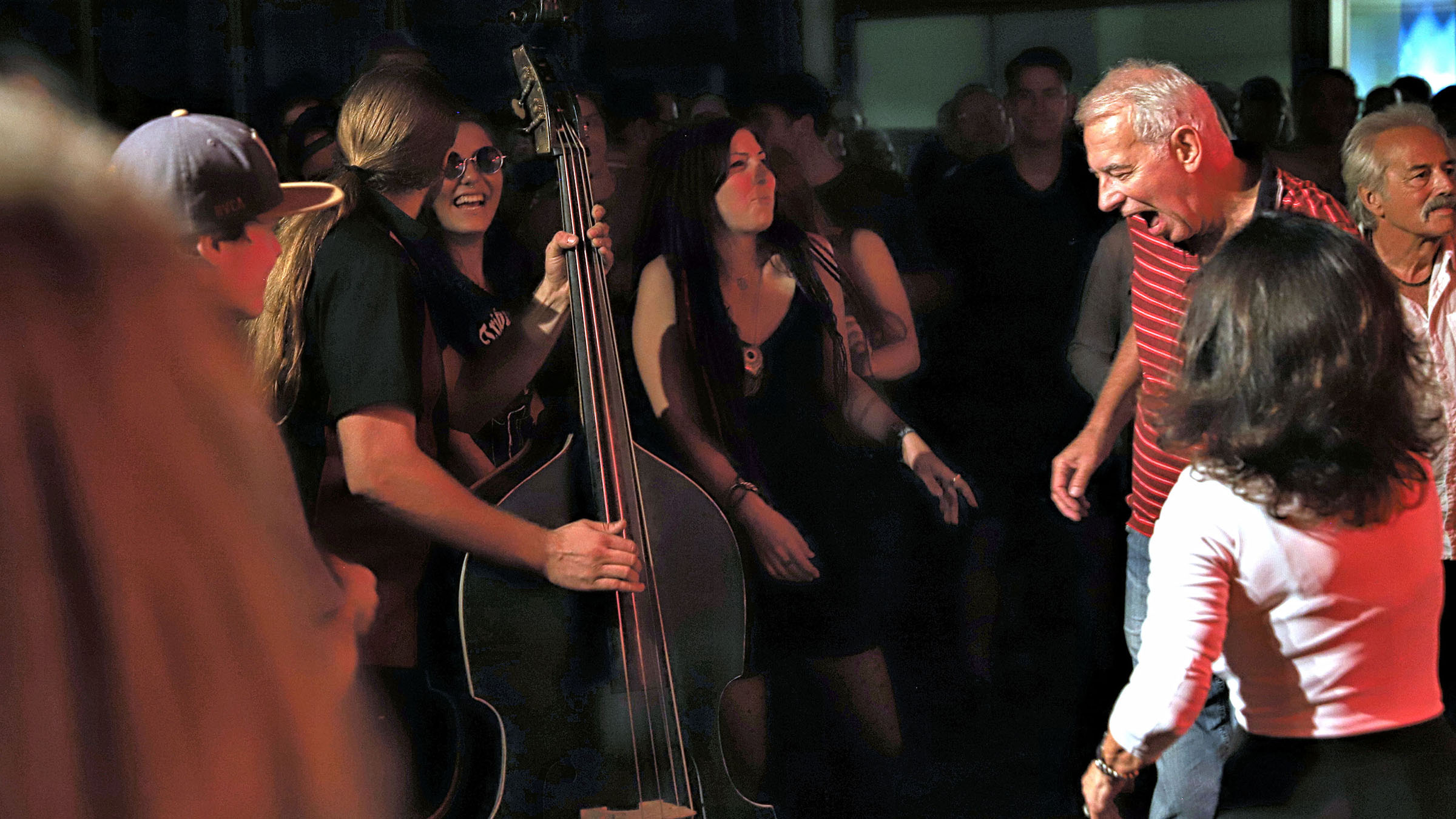 Flagstaff Kontrabassist mit tanzendem Publikum live
